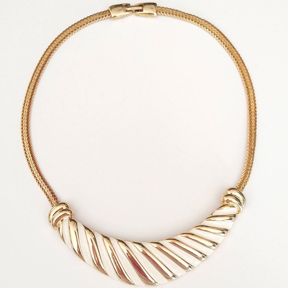 Vintage cream enamel and gold necklace - Picture 11 of 13